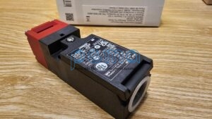OMRON D4NS-2BF Công tắc an toàn